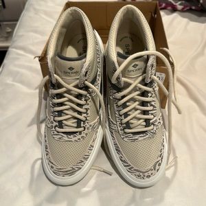 Brand new women’s Sperry mid-top sneakers